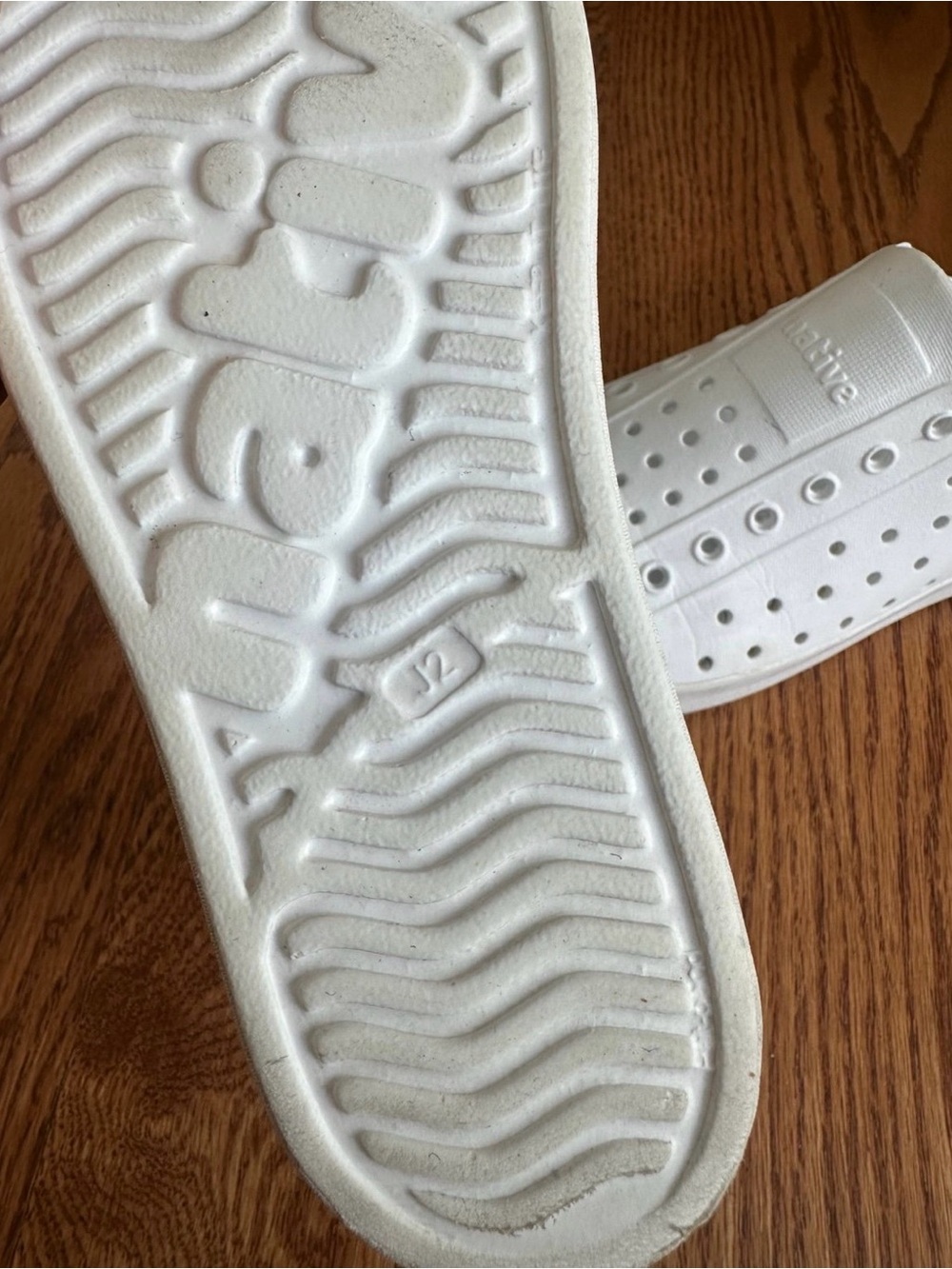 Native Shoes Kids Size J2 White Slip On - Picture 6 of 7